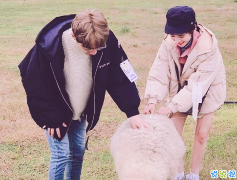 很甜的愛情說說配圖：小學時，想和喜歡的人同桌；初中時，想和喜歡的人同班14