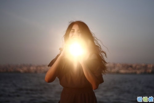 表達(dá)愛意的唯美句子配圖 肯定能打動你心的唯美說說帶圖片8