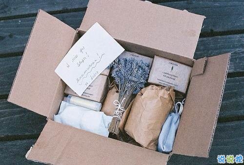 關(guān)于思念一個(gè)人的圖片說說 他藏在風(fēng)里藏在雨里藏在剛剛劃過的閃電和雷鳴里1