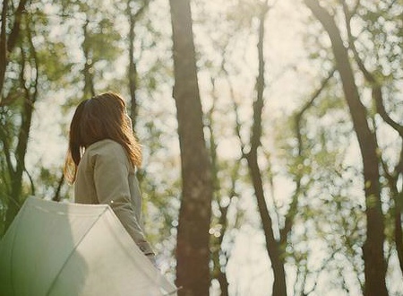 關(guān)于現(xiàn)實生活人生的哲理說說帶圖片 一個人活著應(yīng)該永遠(yuǎn)要把目光投向遠(yuǎn)方6