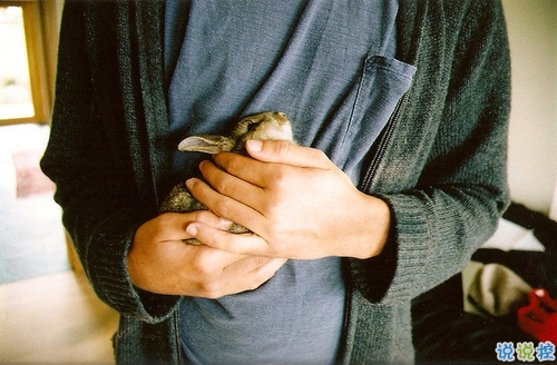 睡前一條朋友圈的經(jīng)典說說帶圖片 比愛更深刻經(jīng)典說說12