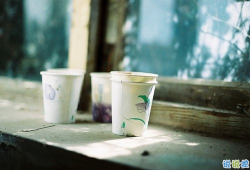 關(guān)于思念一個(gè)人的圖片說說 他藏在風(fēng)里藏在雨里藏在剛剛劃過的閃電和雷鳴里9