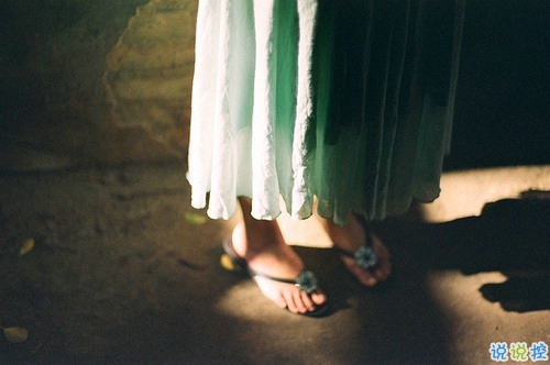 適合孤獨(dú)時(shí)候發(fā)的治愈心情說說帶圖片 孤獨(dú)沒有形狀卻是無數(shù)個(gè)你白日的模樣12