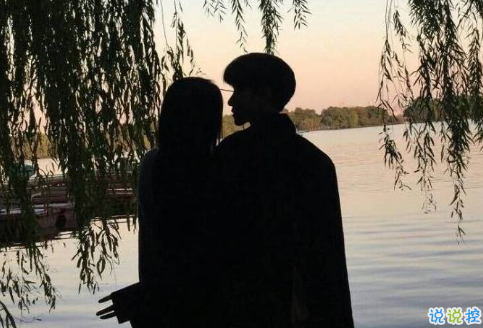 很甜的愛情說說配圖：小學時，想和喜歡的人同桌；初中時，想和喜歡的人同班5