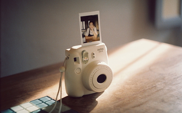 關(guān)于人生的很現(xiàn)實(shí)的哲理說(shuō)說(shuō)帶圖片 時(shí)間奪去了我們輕狂的眼神卻給了我們嘴角上揚(yáng)的資本12