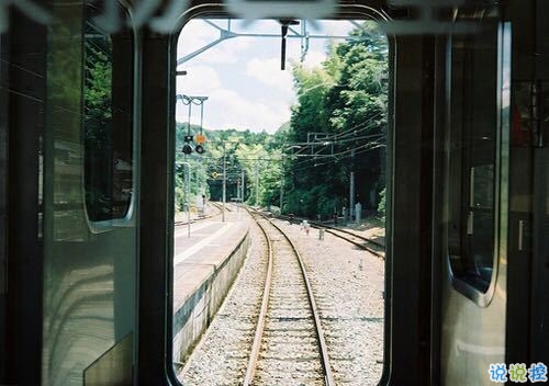 關(guān)于思念一個(gè)人的圖片說說 他藏在風(fēng)里藏在雨里藏在剛剛劃過的閃電和雷鳴里2