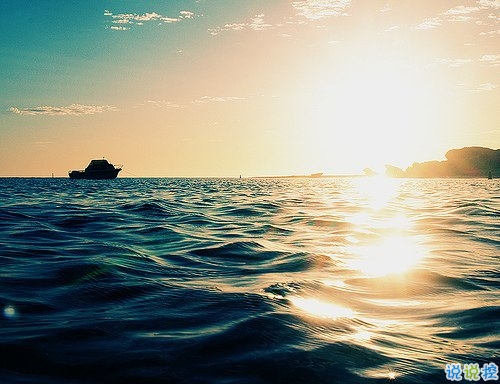 分手后泣不成聲的難過悲傷說說帶圖片 有的人陪你一半就走了說說13