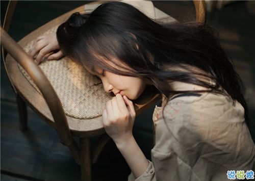 關于青春年華浪漫唯美的愛情句子 年少的笑漾著微光13