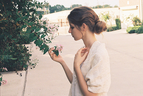 關(guān)于現(xiàn)實生活人生的哲理說說帶圖片 一個人活著應(yīng)該永遠(yuǎn)要把目光投向遠(yuǎn)方7