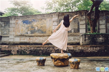 關于青春年華浪漫唯美的愛情句子 年少的笑漾著微光1