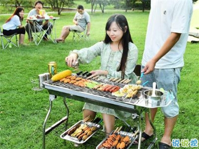 戶外燒烤的開心說說帶圖片 周末一群人燒烤的心情說說13