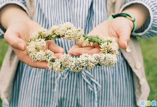 關(guān)于愛(ài)情簡(jiǎn)單精辟的一句話說(shuō)說(shuō)帶圖片 我和世界只差一個(gè)你1