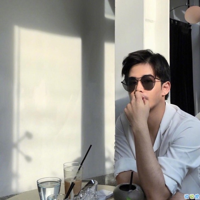 文字控說說短句圖片精選：還是很想跑很遠(yuǎn)的路，去看一個(gè)很愛的人10