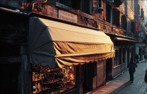 關(guān)于人生成長的經(jīng)典哲理句子 一生那么短再拘謹幾下就真的過去了1