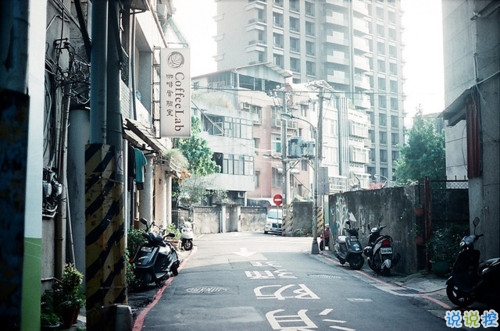 給生活一點(diǎn)正能量的哲理句子 有些煩勞丟掉了才會(huì)有云淡風(fēng)輕的機(jī)會(huì)2