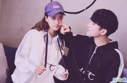 很甜的愛情說說配圖：小學(xué)時，想和喜歡的人同桌；初中時，想和喜歡的人同班3