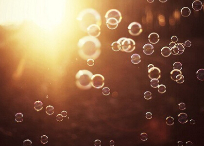 好看的說說配圖：舊城里沒有陽(yáng)光，你和我一個(gè)夢(mèng)長(zhǎng)得好像