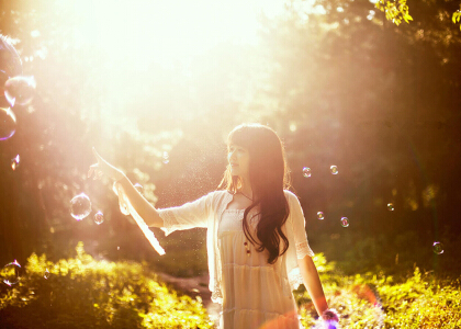 正能量文字帶圖：別輕易松開你的夢想，總有一天它會(huì)在你手里發(fā)光