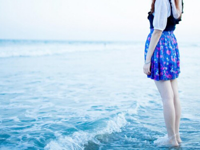 失戀傷感說(shuō)說(shuō)帶圖片：離開你我過(guò)得很好，假裝一切都很好