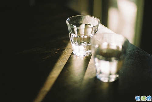 心疼一個(gè)人的愛(ài)情說(shuō)說(shuō)帶圖片 愛(ài)情總是讓人哭泣感到難過(guò)13