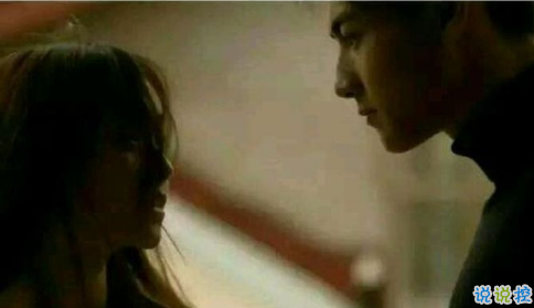 很甜的愛情說說配圖：小學(xué)時，想和喜歡的人同桌；初中時，想和喜歡的人同班8