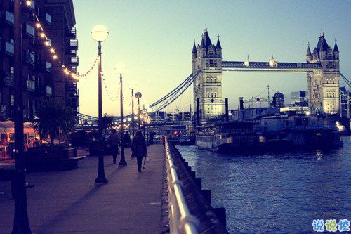 選擇放棄的傷感愛情說說帶圖片 描述對(duì)愛情感到無奈的說說3