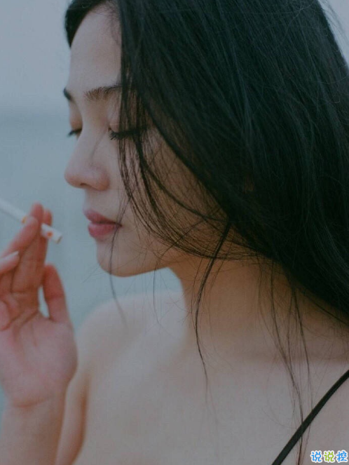 傷感說說配圖黑白心情短語 再大大咧咧的人也會覺得難過14