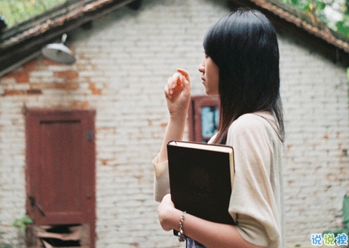 關于愛情簡單精辟的一句話說說帶圖片 我和世界只差一個你14