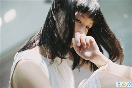 關(guān)于青春年華浪漫唯美的愛(ài)情句子 年少的笑漾著微光4