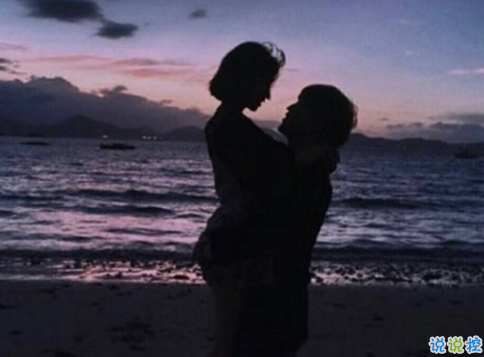 很甜的愛情說說配圖：小學(xué)時，想和喜歡的人同桌；初中時，想和喜歡的人同班4