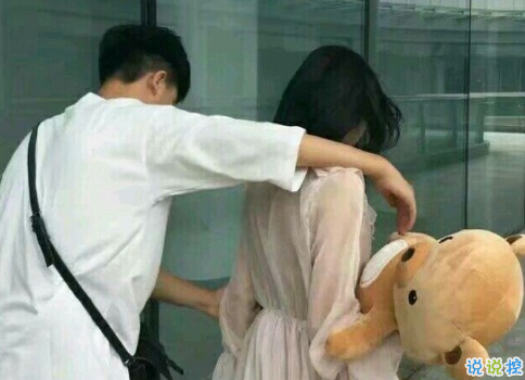 很甜的愛情說說配圖：小學(xué)時，想和喜歡的人同桌；初中時，想和喜歡的人同班1