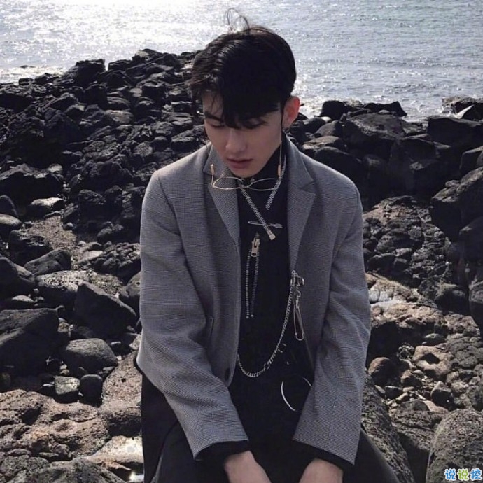 文字控說說短句圖片精選：還是很想跑很遠(yuǎn)的路，去看一個(gè)很愛的人13