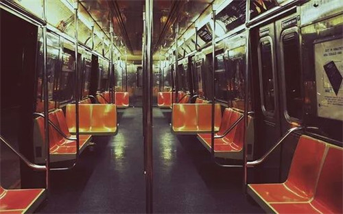 讓人難過(guò)傷感愛情說(shuō)說(shuō)帶圖片 差一點(diǎn)就抱住他了我再睡一會(huì)兒試試10