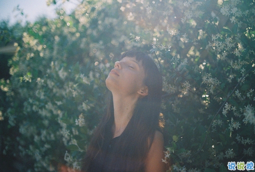 一個(gè)人有些孤獨(dú)的簡(jiǎn)單圖片說(shuō)說(shuō) 用一生時(shí)間與你話別3