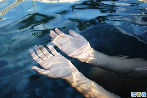 關(guān)于思念一個人的圖片說說 他藏在風(fēng)里藏在雨里藏在剛剛劃過的閃電和雷鳴里11