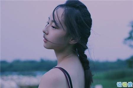 關(guān)于青春年華浪漫唯美的愛(ài)情句子 年少的笑漾著微光3