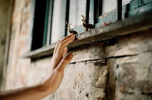 讓人難過(guò)傷感愛情說(shuō)說(shuō)帶圖片 差一點(diǎn)就抱住他了我再睡一會(huì)兒試試3