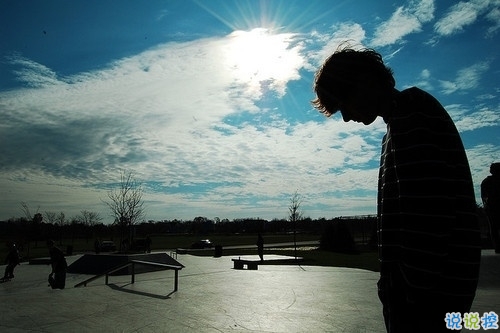 關于愛情中的失望和難受的說說帶圖片 失望攢夠了我自然會走5