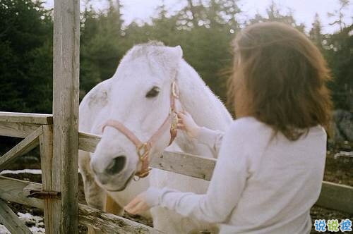 關(guān)于思念一個人的圖片說說 他藏在風(fēng)里藏在雨里藏在剛剛劃過的閃電和雷鳴里6