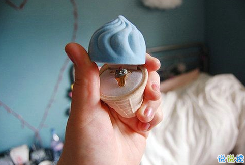 有趣的搞笑說說短語適合00后：建議你換一換，你的女友很平凡2