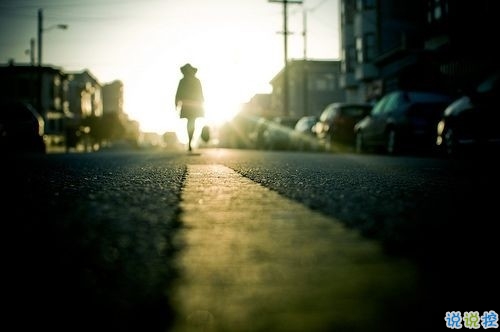 在你傷感難過時一下子戳中你內(nèi)心的圖片句子 時光怎么讓愛笑的人哭了6