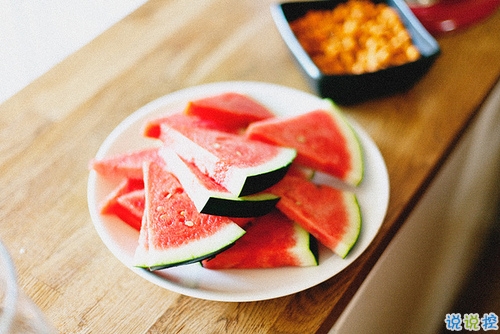 睡前一條朋友圈的經(jīng)典說說帶圖片 比愛更深刻經(jīng)典說說11