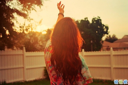 關(guān)于青春年華浪漫唯美的愛(ài)情句子 年少的笑漾著微光8