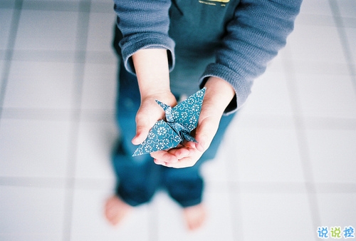 關(guān)于青春年華浪漫唯美的愛(ài)情句子 年少的笑漾著微光15