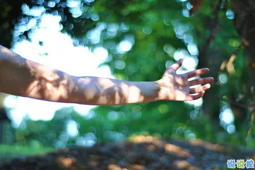 一個(gè)人過(guò)新年的傷感說(shuō)說(shuō) 心里不是滋味難過(guò)的說(shuō)說(shuō)句子1