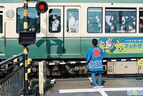 心疼一個(gè)人的愛(ài)情說(shuō)說(shuō)帶圖片 愛(ài)情總是讓人哭泣感到難過(guò)15