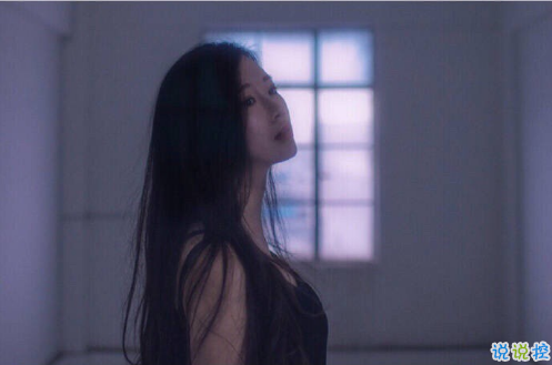 傷感說說配圖黑白心情短語 再大大咧咧的人也會覺得難過8