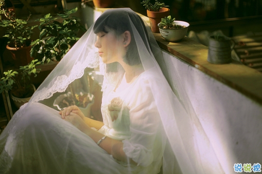 有時(shí)幸福又難過傷感的說說帶圖 暗戀是一個(gè)人的兵荒馬亂5