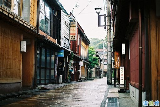 那些和青春夏天有關(guān)的唯美簡單小清新圖片句子 陽光傾落風(fēng)雨都不舍9