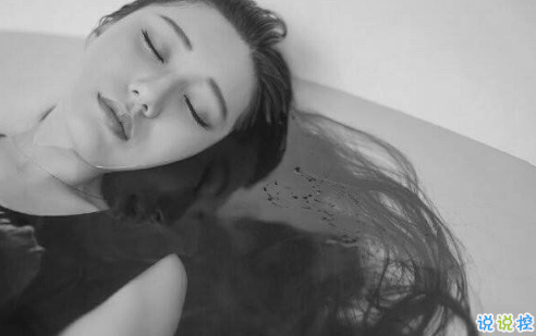 傷感說說配圖黑白心情短語 再大大咧咧的人也會覺得難過10